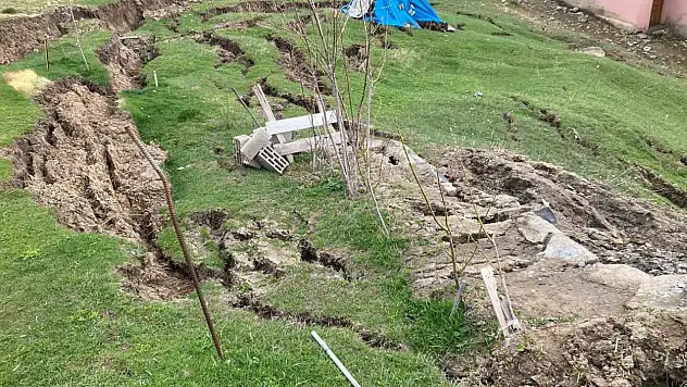 Ağrı'da köy toprağı yavaşça kayıyor! Köylü panikte