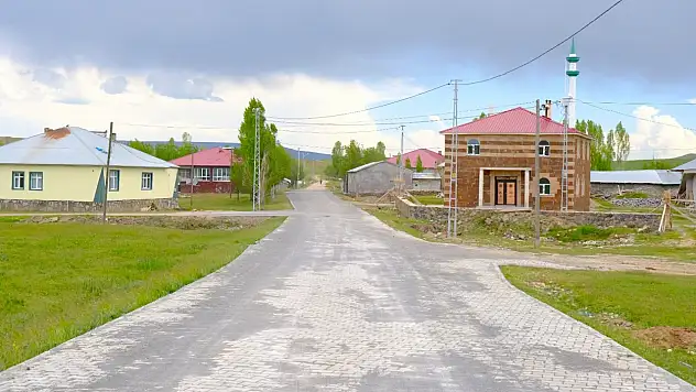 Ağrı'da köy yolları modern görünüme kavuşuyor