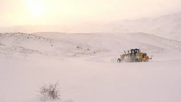 Ağrı'da köy yollarında karla mücadele çalışmaları sürüyor