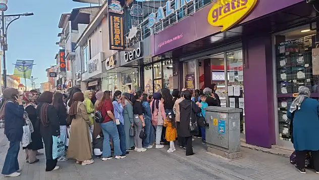 Ağrı'da kozmetik mağazası önünde indirim kuyruğu oluştu