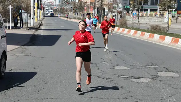 Ağrı'da kurtuluş coşkusu koşuyla taçlandı