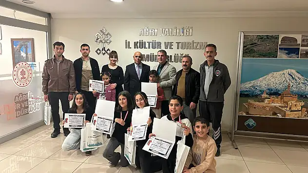 Ağrı'da en çok kitap okuyanlar ve satranç turnuvası başarılıları ödüllendirildi