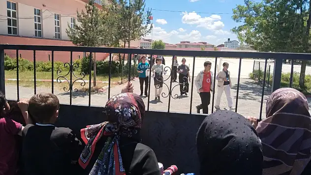 Ağrı'da öğrenciler sınavdan çıktı, aileler derin nefes aldı
