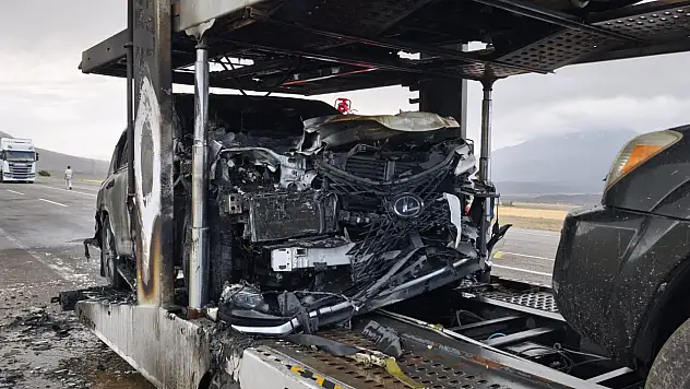 Ağrı'da lüks araçları taşıyan tır alevlere teslim oldu