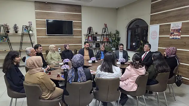 Ağrı'da maarifin kalbinde kitaplar konuşuldu: Öğretmenler aynı masada buluştu!