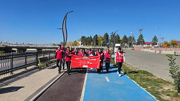 Ağrı'da mavi kurdeleli yürüyüş: Kızılay'dan hem sağlık hem dayanışma mesajı