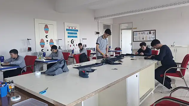 Ağrı'da meslek liseli öğrenciler üreterek öğreniyor
