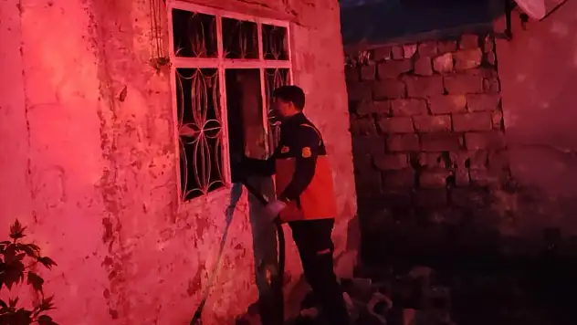 Ağrı'da metruk ev yangını mahallede paniğe neden oldu