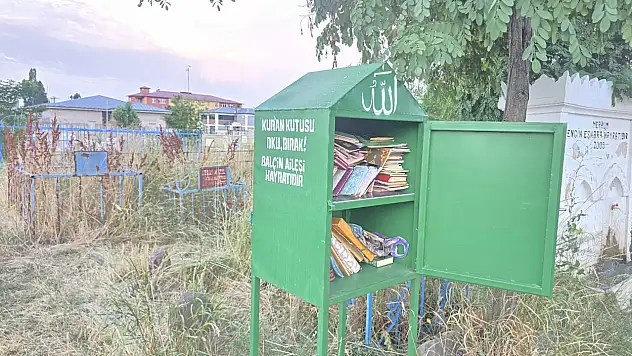 Ağrı'da mezarlıktaki Kur'an kutusu vatandaşlardan yoğun ilgi görüyor