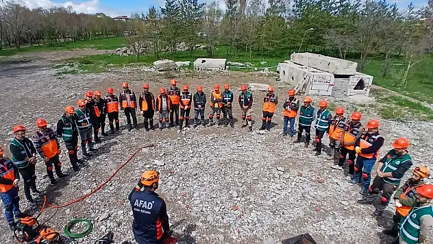 Ağrı'da Nezir Derneği ekibine enkazda arama kurtarma eğitimi verildi