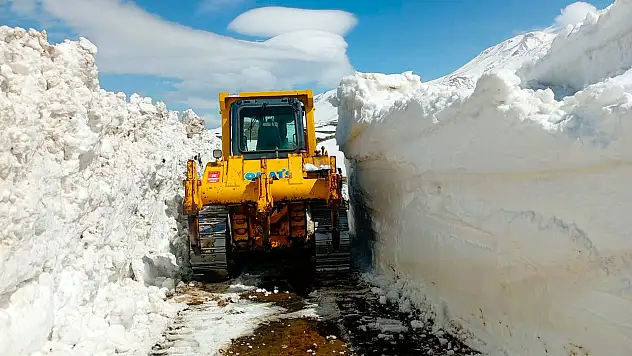 Ağrı'da Nisan bitiminde kış mesaisi devam ediyor