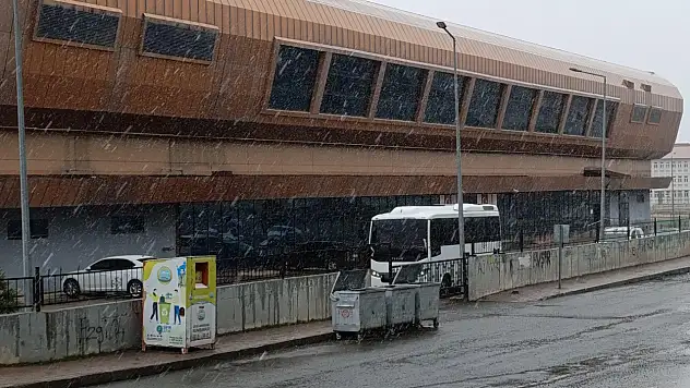 Ağrı'da Nisan ortasında kar sürprizi