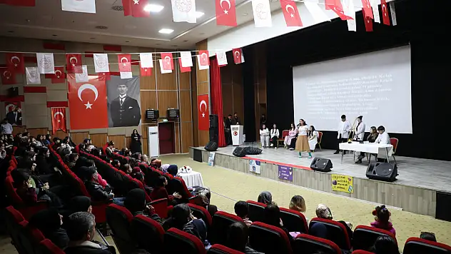 Ağrı'da öğrenciler dil eğitimini sahneye taşıdı