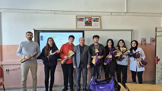 Ağrı'da öğrencilerden duygulandıran vefa: Öğretmene el kalkmaz eli öpülür