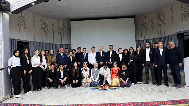 Ağrı'da öğrencilerden şiirli ve tiyatrolu edebiyat gecesi