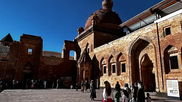 Ağrı'da öğrencilerin yaz tatilindeki son durağı İshak Paşa Sarayı oldu
