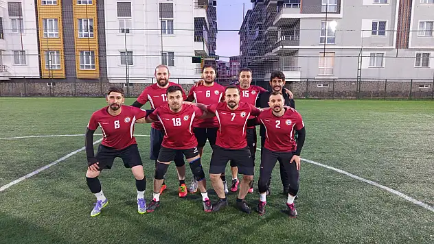 Ağrı'da öğretmenler sahada buluştu: Futbol turnuvası sürüyor