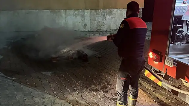 Ağrı'da okul bahçesinde çıkan yangın paniğe neden oldu