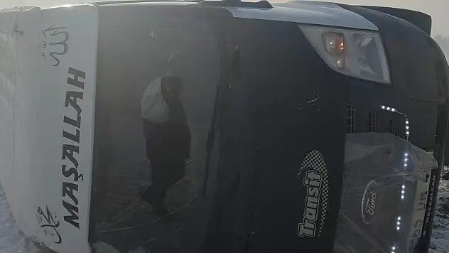 Ağrı'da okul servisi devrildi