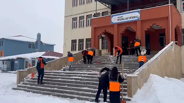Ağrı'da okul yolları ve bahçeleri kardan arındırıldı