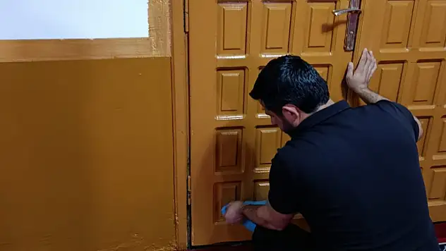 Ağrı'da örnek davranış: Cezmi Gök Camii'nde bayram temizliği