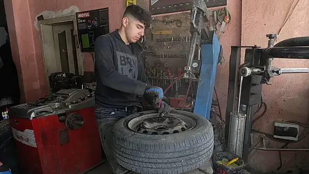 Ağrı'da oto lastikçiler bahar mesaisine başladı