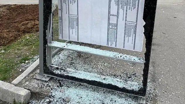 Ağrı'da otobüs durağına vandalizm