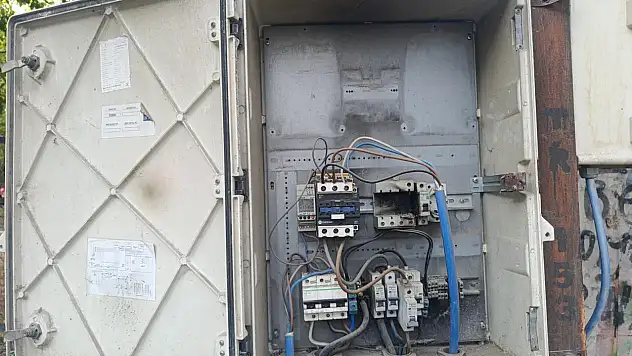 Ağrı'da park önündeki açık trafo endişe yarattı