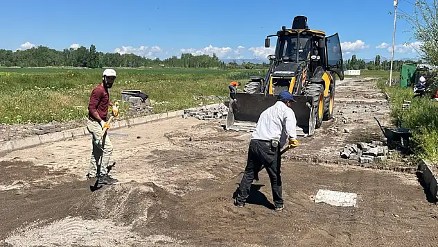Ağrı'da parke taşı çalışmaları mahalle mahalle devam ediyor