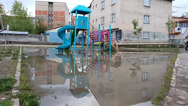 Ağrı'da parklar yağmur sonrası gölete döndü