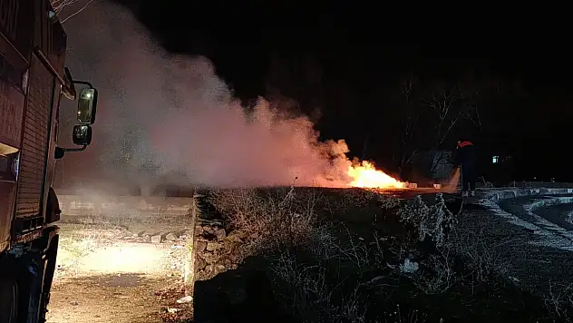 Ağrı'da parkta yakılan lastik mahalleyi dumana boğdu