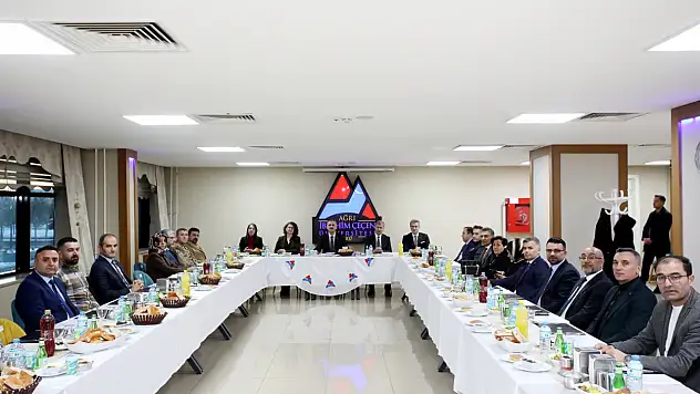 Ağrı'da protokol aynı sofrada! O isim ilk kez katıldı