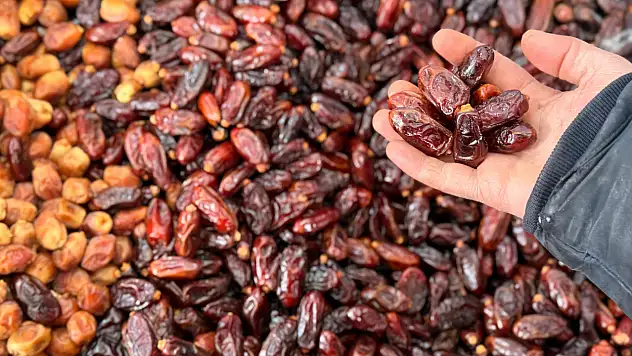 Ağrı'da Ramazan öncesi hurmaya talep arttı