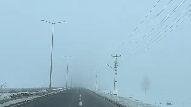 Ağrı'da sabah başlayan sis akşam saatlerinde yeniden yoğunlaştı