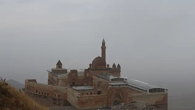 Ağrı'da sabah sisi İshak Paşa Sarayı'nı görünmez kıldı