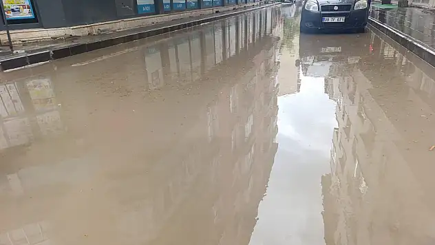 Ağrı'da sağanak sonrası cadde ve sokaklarda su birikintileri oluştu