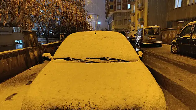 Ağrı'da sağanak yağış yerini karla karışık yağmura bıraktı