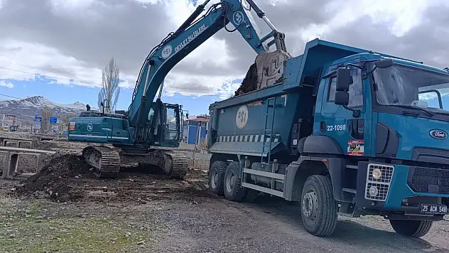 Ağrı'da sağanak yağışlar sonrası dere yataklarında çalışmalar hızlandı