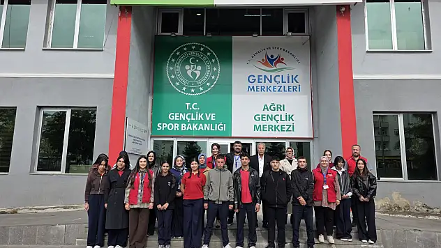 Ağrı'da Sağlık Lisesi öğrencileri Gençlik Merkezi ile tanıştı