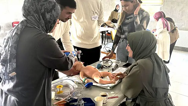 Ağrı'da sağlık personeline yenidoğan canlandırma eğitimi verildi