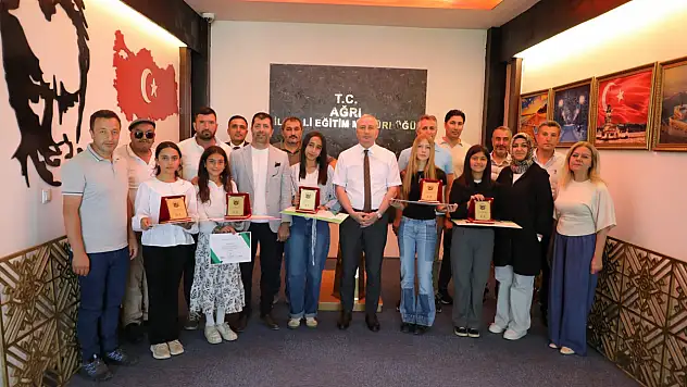 Ağrı'da 'Sağlıklı Nesil Sağlıklı Gelecek' yarışmasının dereye giren öğrencileri ödüllendirildi