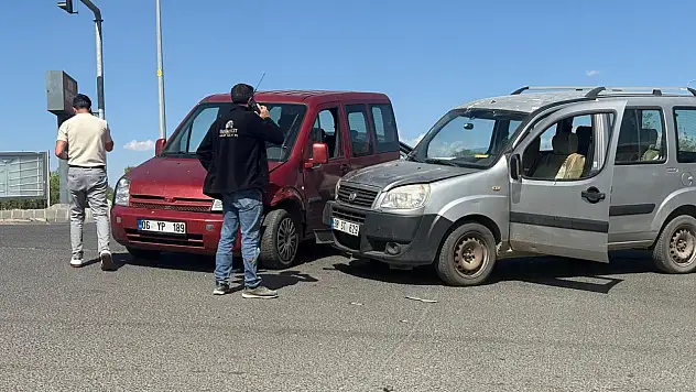 Ağrı'da sanayi kavşağında iki araç çarpıştı