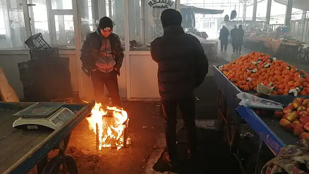 Ağrı'da sebze pazarı esnafı kış şartlarına direniyor