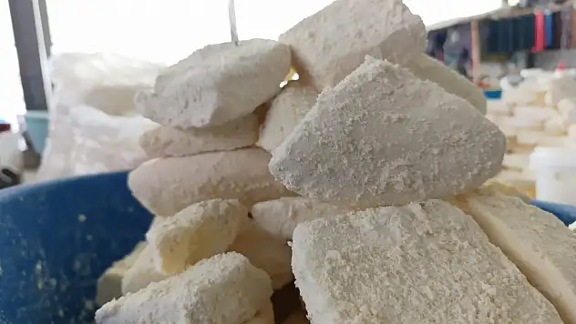 Ağrı'da sebze pazarı, kışlık peynir alışverişiyle hareketlendi