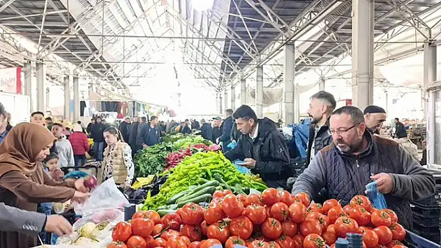 Ağrı'da sebze pazarında bahar hareketliliği