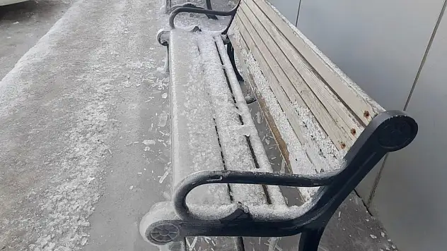 Ağrı'da şehrin her köşesi buz kesti