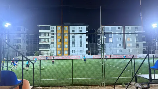 Ağrı'da sıcak yaz akşamlarının vazgeçilmezi halı saha maçları oldu