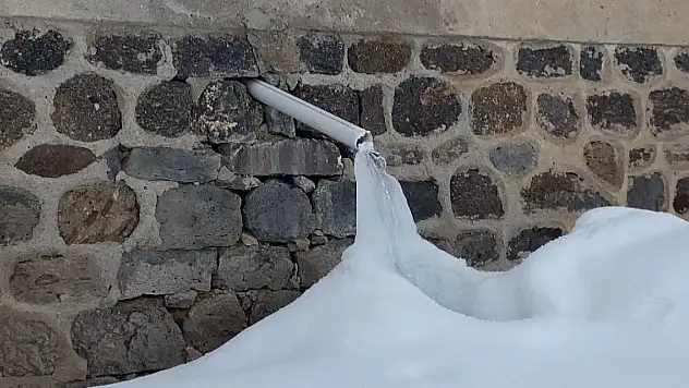 Ağrı'da soğuk hava hayatı dondurdu