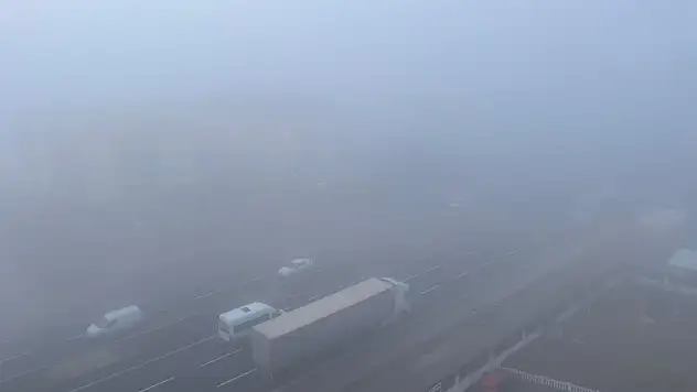 Ağrı'da soğuk hava sisle birleşti, ulaşım zorlaştı