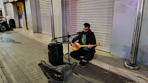 Ağrı'da sokak müzisyenleri yazın son günlerine eşlik ediyor